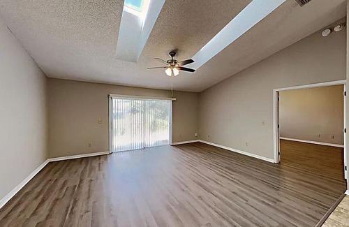 Southside Apartment | Inviting Stay for Responsible Tenants with Family Amenities