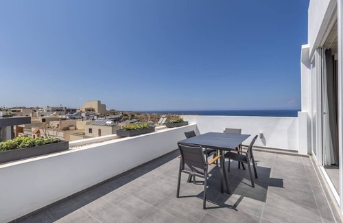 St. Andrew's Apartment | Elegant Penthouse with Spa Bath in Pembroke St Julians