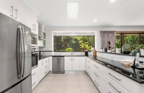 Surf Beach House | Pet-Friendly Garden Retreat, Steps from Wimbie Beach