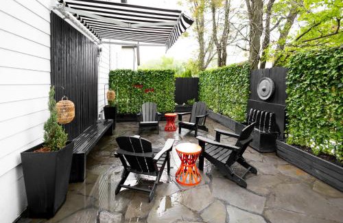 Downtown Hotel | Private Pet-friendly Secret Garden Loft Oasis