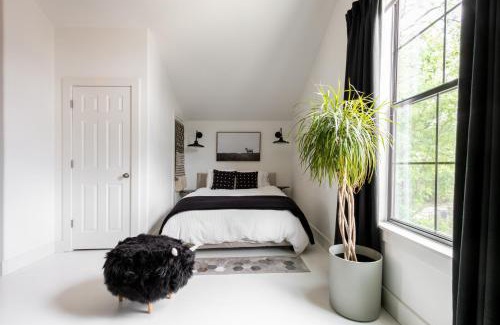 Downtown Hotel | Private Pet-friendly Secret Garden Loft Oasis