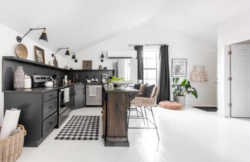 Downtown Hotel | Private Pet-friendly Secret Garden Loft Oasis