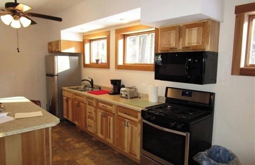 New Albany Cabin | Cozy Pet-Friendly Cabin with Ocean View & Breakfast