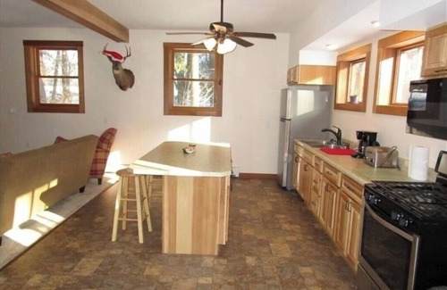 New Albany Cabin | Cozy Pet-Friendly Cabin with Ocean View & Breakfast