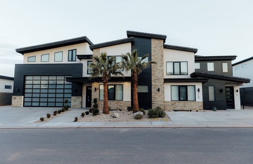 Hurricane House | Private Pickleball, Pools, Trampolines, Theaters, Sauna, Hot Tubs and More!