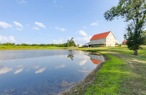 Hillsboro House | Private Ponds and Trails Hillsboro Nature Retreat!