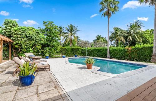 Seven Mile Beach Villa | Private Pool 3 Bedrooms Oasis Sandalwood Escape