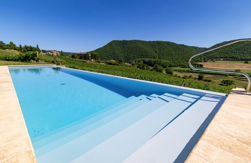 Fabro Villa | Private pool, A/C, Wifi, enchanting views, vineyards and 5mins to shops & bars
