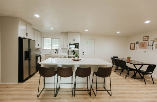 Lakeview House | Indulge in a 4-Bedroom Stay with Private Pool & Hot Tub