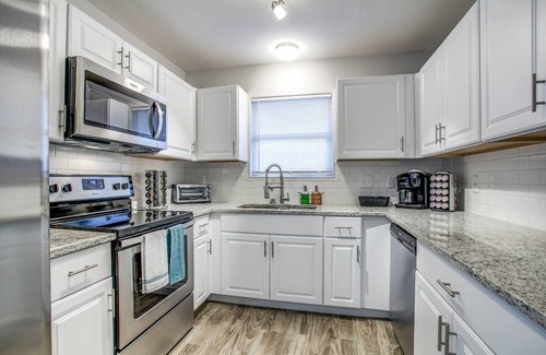 Arena District House | Summer Haven: Relax by the Pool, Close to Top Attractions