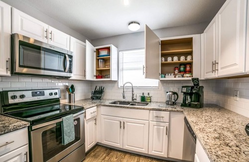 Arena District House | Summer Haven: Relax by the Pool, Close to Top Attractions