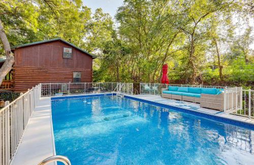 Evant House | Private Pool Fun Riverfront Retreat in Hamilton!