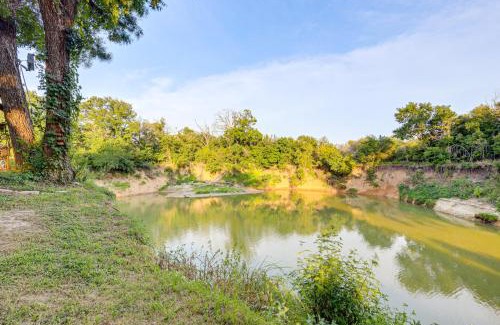 Evant House | Private Pool Fun Riverfront Retreat in Hamilton!