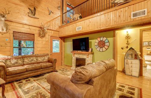 Evant House | Private Pool Fun Riverfront Retreat in Hamilton!