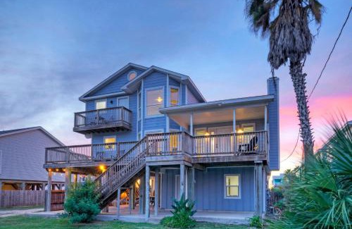 Port Aransas House | Experience Palm House by AvantStay: Pool & Game Room Oasis