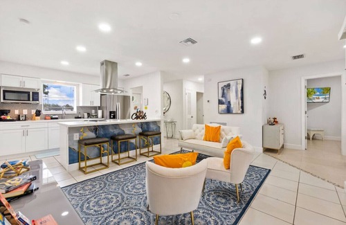 Eisenhower House | Private Pool | Lake | BBQ | Chill Out | Fire Pit