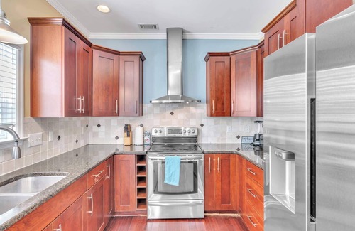 Savannah House | Private Pool Access Near Savannah - Peachy Pied-à-Terre