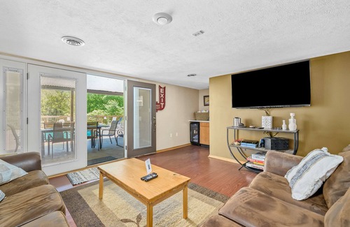 Branson House | Retreat with Private Pool on 2 Acres - Rated 10/10!