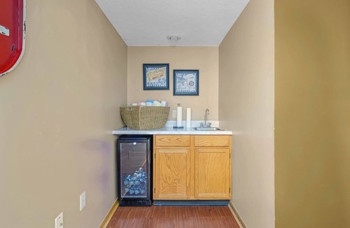 Branson House | Retreat with Private Pool on 2 Acres - Rated 10/10!
