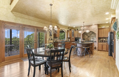 Branson House | Idyllic Retreat with Private Pool, Hot Tub & Pickleball Court