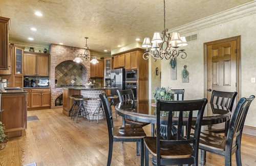 Branson House | Idyllic Retreat with Private Pool, Hot Tub & Pickleball Court