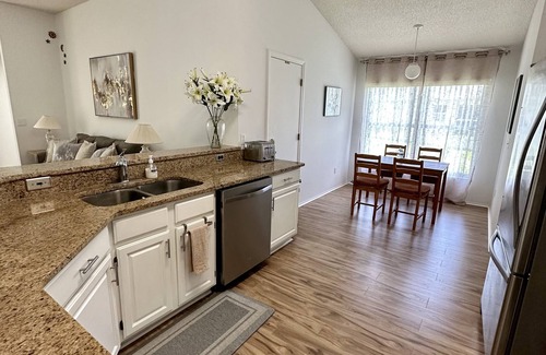 Chatham Park House | Inviting Retreat: Private Pool & Lake View Near Disney