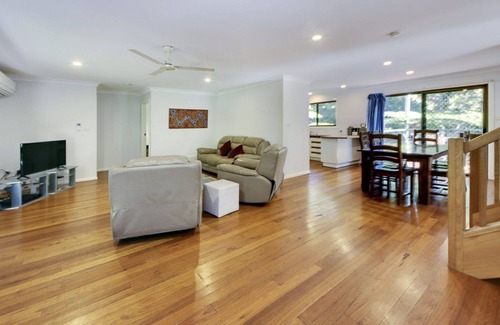 Arakoon House | Cozy Retreat with Air Conditioning and Pet-Friendly Amenities