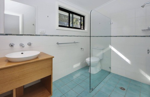 Arakoon House | Cozy Retreat with Air Conditioning and Pet-Friendly Amenities