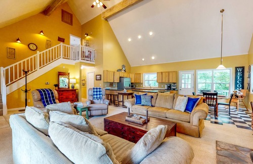 Dallas House | Relaxing Retreat: Main & Guest Home with Creek Views