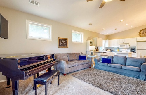 Dallas House | Relaxing Retreat: Main & Guest Home with Creek Views