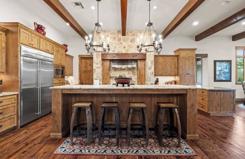Bergheim House | Private Ranch | Pool,Ping Pong,Yoga,Weddings,Games