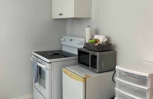 York Regional Municipality Apartment | Pet-Friendly Basement Retreat in Holland Landing, Rated 9.8