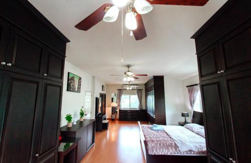 Pattaya Villa | Inviting Private Residence with Oceanfront Pool by Sasithorn