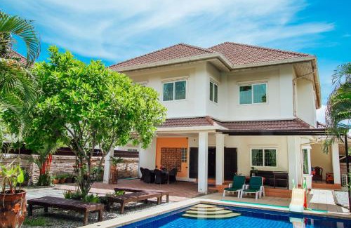 Pattaya Villa | Inviting Private Residence with Oceanfront Pool by Sasithorn