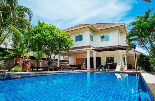 Pattaya Villa | Inviting Private Residence with Oceanfront Pool by Sasithorn