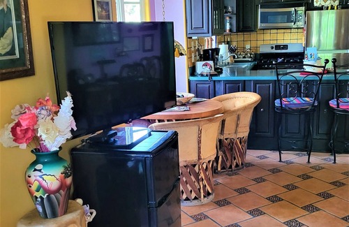 Alpine Apartment | Unwind at La Casita with Spa, Mini Golf & Ocean Views