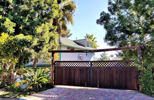 Alpine Apartment | Unwind at La Casita with Spa, Mini Golf & Ocean Views