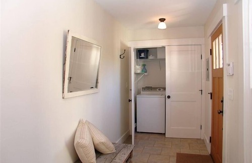 Upper Telegraph House | Discover a Private Retreat in Vibrant Rockridge Area