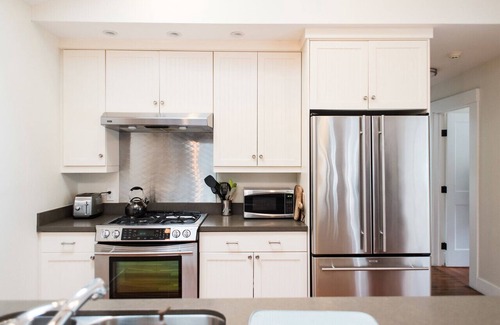 Upper Telegraph House | Discover a Private Retreat in Vibrant Rockridge Area