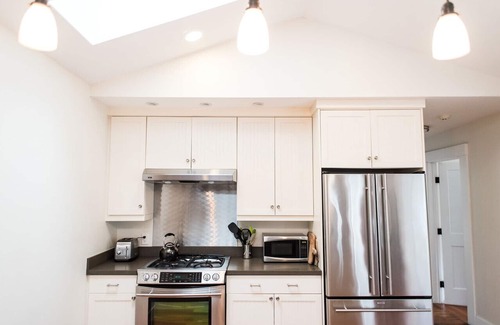 Upper Telegraph House | Discover a Private Retreat in Vibrant Rockridge Area