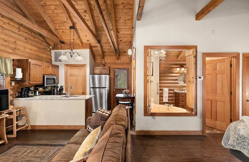 Branson Theater District Cabin | Inviting Retreat with King Bed, Whirlpool Tub & Pool Access