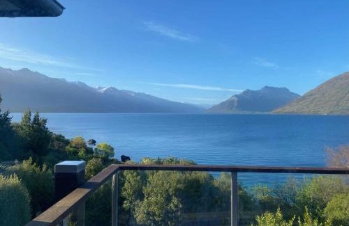 Kelvin Heights House | Idyllic Private Retreat with Lake & Mountain Views