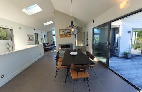 Kelvin Heights House | Idyllic Private Retreat with Lake & Mountain Views
