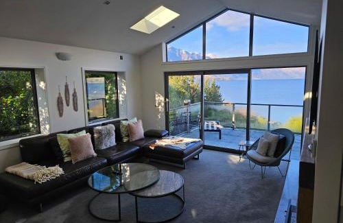Kelvin Heights House | Idyllic Private Retreat with Lake & Mountain Views