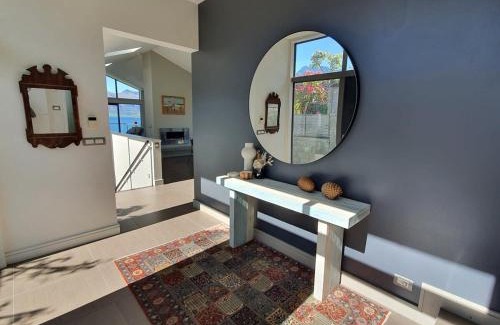 Kelvin Heights House | Idyllic Private Retreat with Lake & Mountain Views