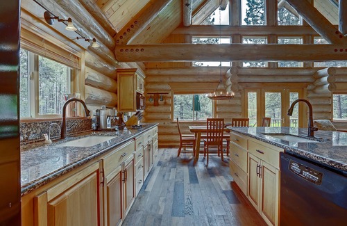 River Forest Acres House | Riverside Log Cabin Retreat with Spa & Hot Tub, 9.8 Rating