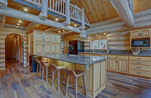 River Forest Acres House | Riverside Log Cabin Retreat with Spa & Hot Tub, 9.8 Rating