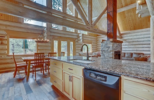 River Forest Acres House | Riverside Log Cabin Retreat with Spa & Hot Tub, 9.8 Rating