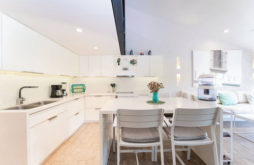 R Condo | Private Rooftop Terrace & Beach Access - Rated 10/10