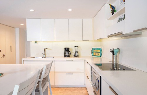 R Condo | Private Rooftop Terrace & Beach Access - Rated 10/10